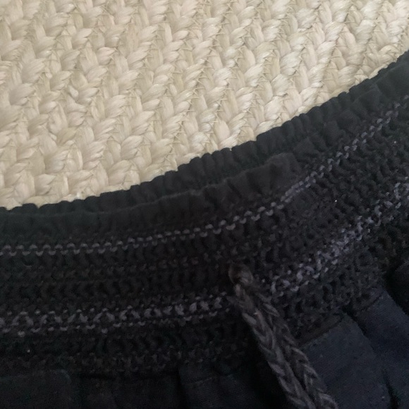 Black flowy shorts w elastic band waist, comfy - Picture 3 of 3